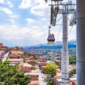 Blick über Medellin, Kolumbien. Eine Seilbahn fährt in die Stadt herunter.