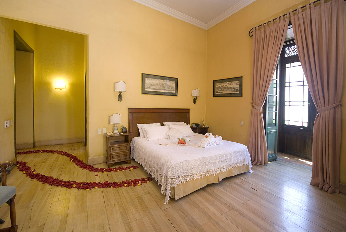 Hotel de la Opera in Bogotá – klassisches Doppelzimmer mit Holzboden und historischer Einrichtung