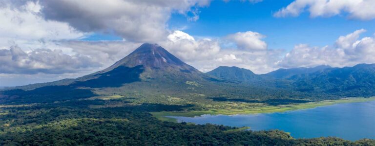 Der Vulkan Arenal, umgeben von schwarzen Schleierwolken, wie sie typisch sind für die Regenzeit in Cost a Rica.