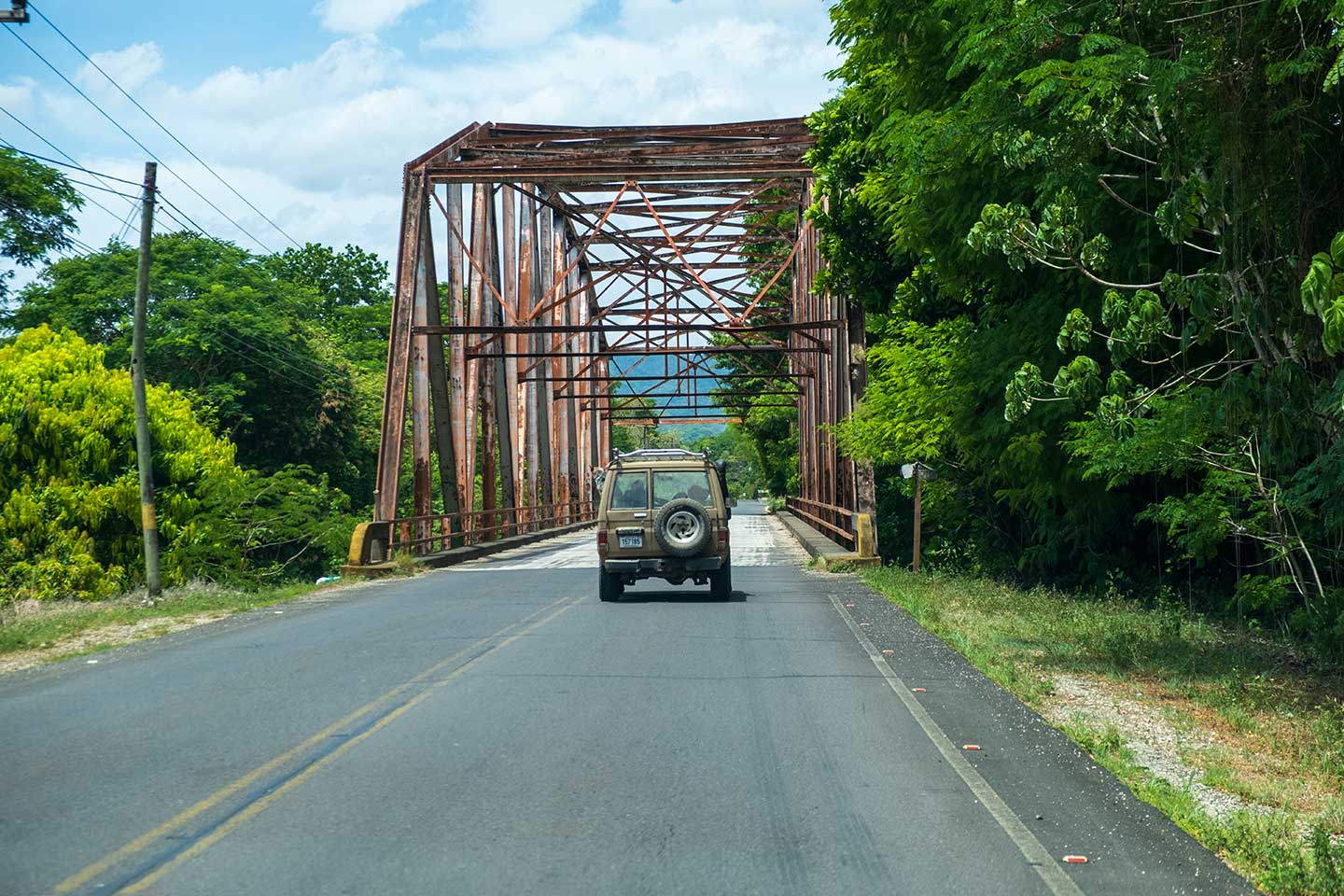 Ein Jeep fährt über eine Brücke in Costa Rica.