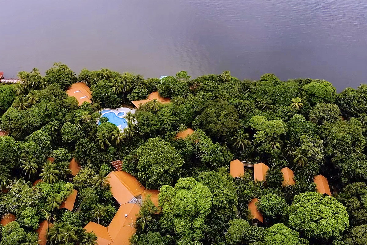 Luftaufnahme der Aninga Lodge in Tortuguero, Costa Rica, eingebettet in den tropischen Regenwald direkt am Flussufer – eine Unterkunft für Natur- und Tierbeobachtungsreisen.