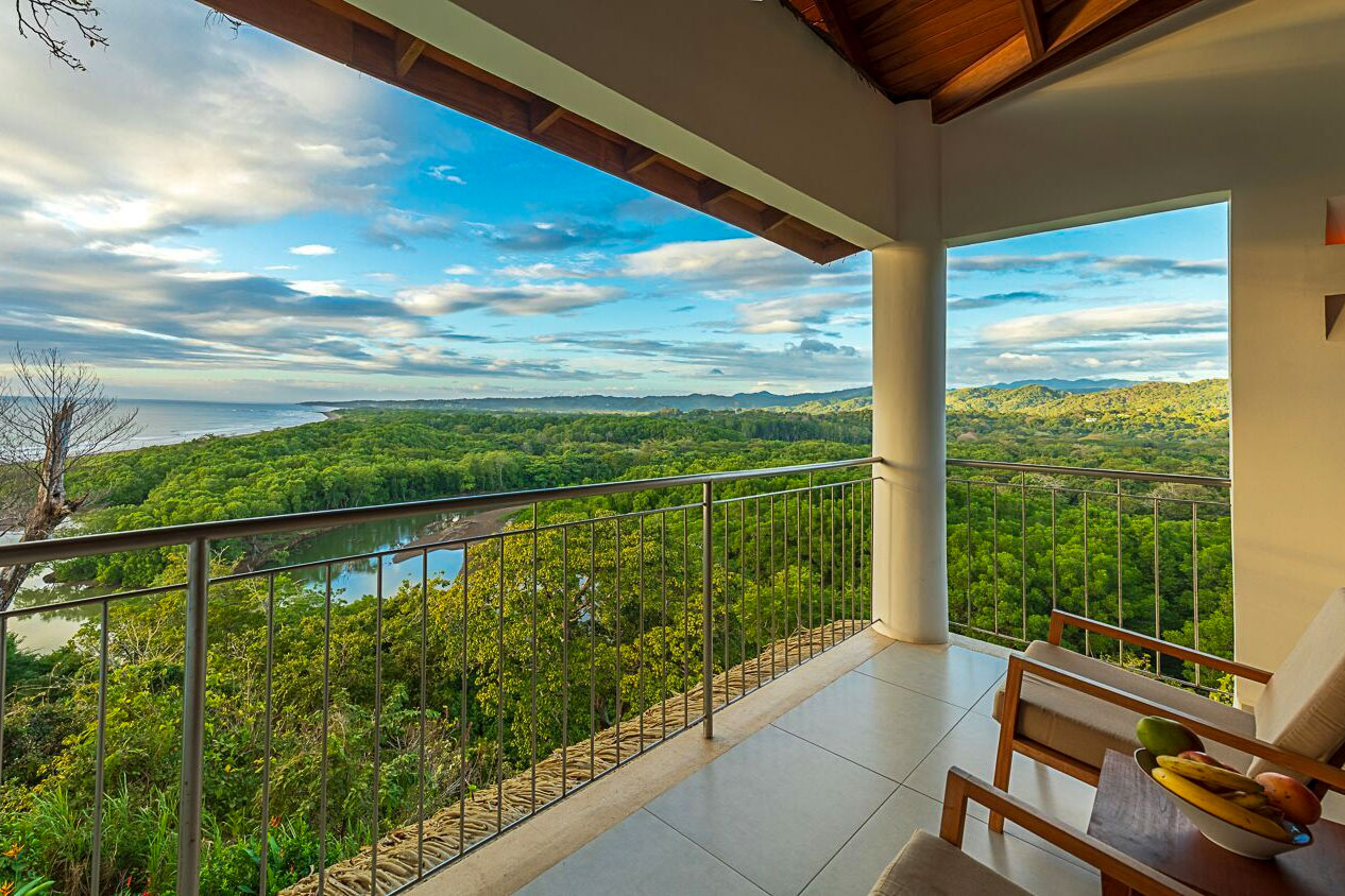 Balkon der Lagarta Lodge in Costa Rica mit Panoramablick über Mangroven, Flusslandschaft und die Pazifikküste – eine Unterkunft für Naturreisen an der Nicoya-Halbinsel.
