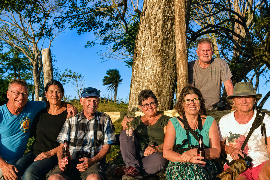 Eine Gruppe Reisender auf eine Kleingruppenreise von Napur Tours