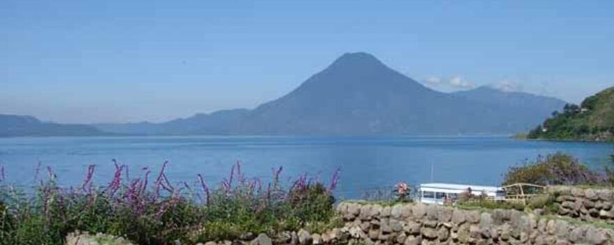 Blick auf den Atitlan See im Altiplano von Guatemala