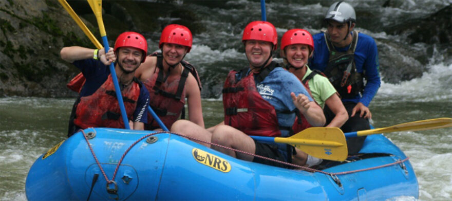 Vier Touristen mit Guide in einem Rafting-Boot auf dem Rio Sarapiqui in Costa Rica